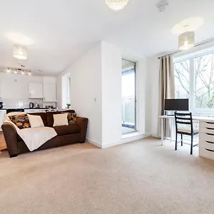  Apartment Stunning Double Bed Flat With Private Balcony & Free Parking